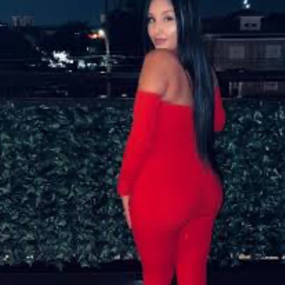 XTAREN RED JUMPSUIT Off-shoulder - Picture 2 of 10